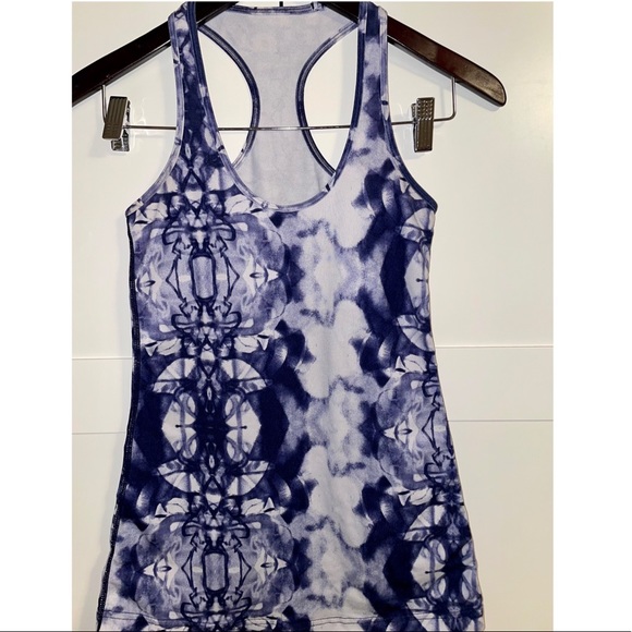 Lululemon blue and white patterned razor back tank top Size 4 - Picture 5 of 7